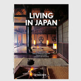 Knyga Living in Japan