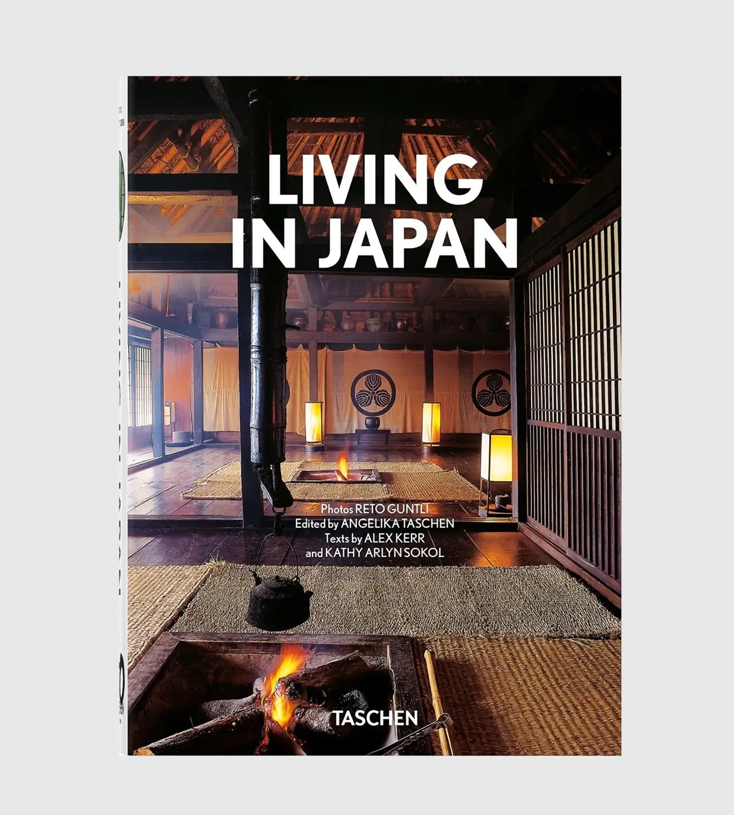 Knyga Living in Japan