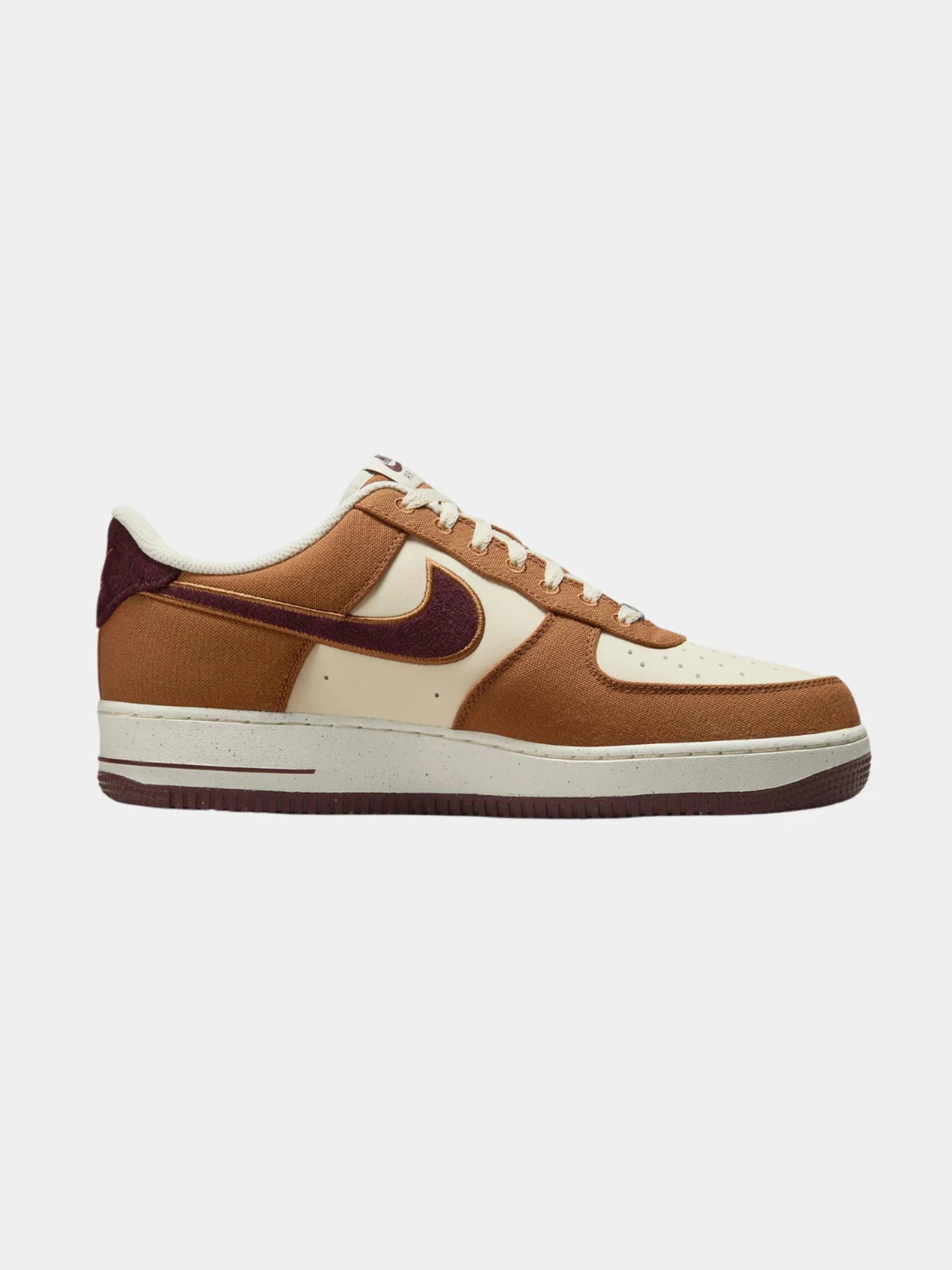 Nike Air Force 1 '07 LV8 – Sneakers & Readers