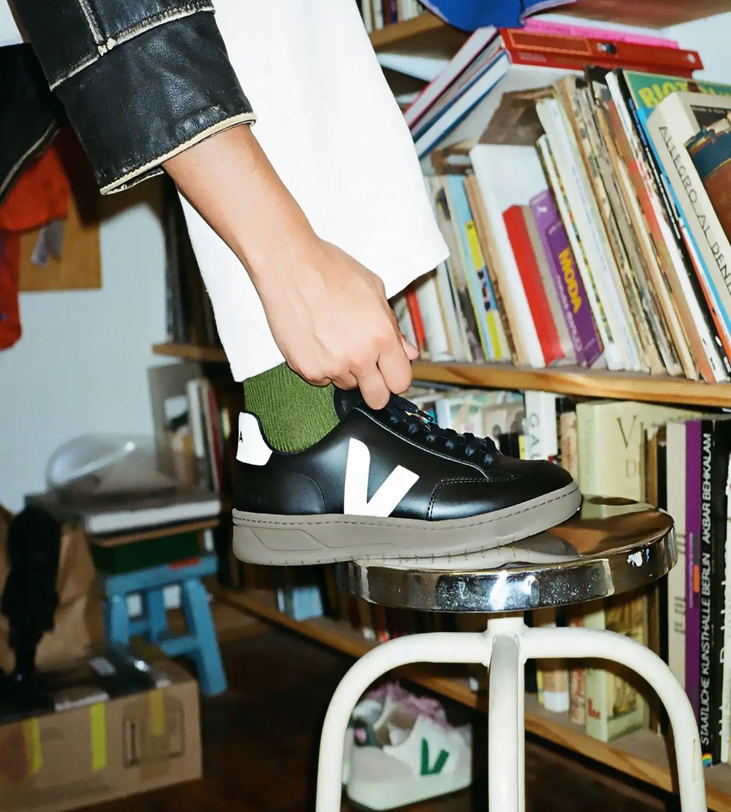 VEJA V-12 LEATHER BLACK WHITE DUNE